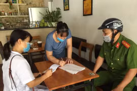 Lực lượng Công an phối hợp đẩy mạnh tuyên truyền, 'nâng' ý thức người dân phòng ngừa nguy cơ lây nhiễm Covid-19
