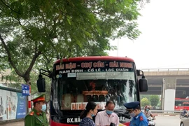 Từng bước tạo chuyển biến về ý thức chấp hành pháp luật giao thông cho các nhà xe