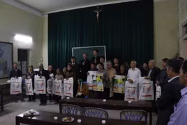 Trao tặng 20 suất quà đến gia đình giáo dân nghèo ở giáo xứ Bái Xuyên