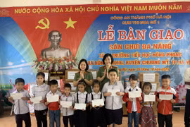 Món quà ý nghĩa dành tặng cô trò Trường Tiểu học Hồng Phong