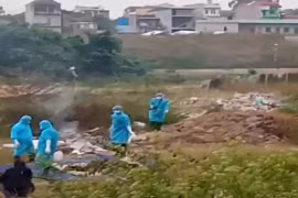 Người đàn ông tử vong gần nhà hoang, lưng xăm hình con nhện