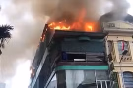 Tá hỏa vì cháy khu bếp tầng 5 của nhà hàng hải sản