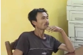 Dùng dao dọa giết hàng xóm, rồi về nhà cố thủ bằng kíp nổ