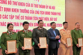 Bí thư Thành ủy Hà Nội gửi Thư khen các đơn vị bắt vụ khai thác cát trái phép trên sông Hồng