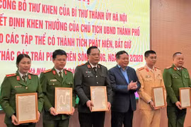 Bí thư Thành ủy Hà Nội gửi Thư khen các đơn vị bắt vụ khai thác cát trái phép trên sông Hồng