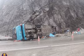 Bộ Công an chỉ đạo tập trung điều tra vụ tai nạn ô tô khách nghiêm trọng khiến 2 người tử vong