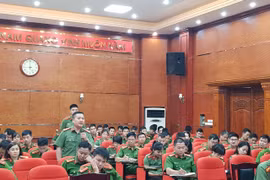 Chỉ huy Công an quận lắng nghe ý kiến của cán bộ chiến sỹ