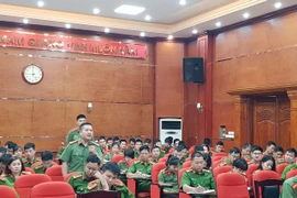 Chỉ huy Công an quận lắng nghe ý kiến của cán bộ chiến sỹ