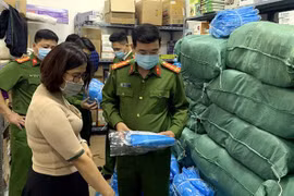 Hà Nội: Xử lý hàng loạt vụ vi phạm trong kinh doanh khẩu trang, găng tay