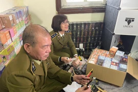 Hà Nội: Đột kích tụ điểm chuyên cung cấp ‘bóng cười’, thuốc lá điện tử qua mạng