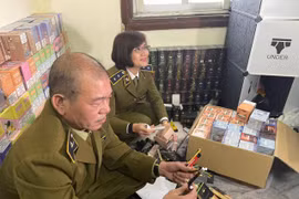 Hà Nội: Đột kích tụ điểm chuyên cung cấp ‘bóng cười’, thuốc lá điện tử qua mạng