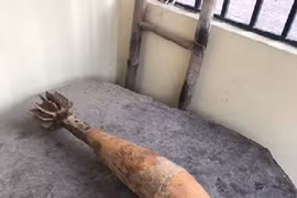 Đi đánh lưới ở sông Hồng, cụ ông 81 tuổi nhặt được quả đạn pháo cối