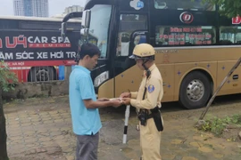 Hà Nội: Xử phạt hàng loạt xe khách vi phạm trên đường Trần Vỹ
