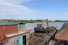 Bắt quả tang dây chuyền rút ruột hàng chục tấn than cám trên sông Thương