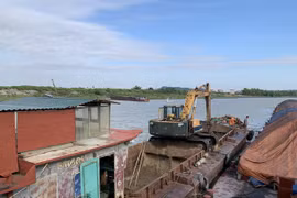 Bắt quả tang dây chuyền rút ruột hàng chục tấn than cám trên sông Thương