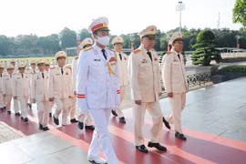 Đoàn đại biểu Đại hội Đảng bộ Công an Trung ương viếng Lăng Chủ tịch Hồ Chí Minh