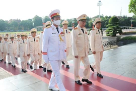 Đoàn đại biểu Đại hội Đảng bộ Công an Trung ương viếng Lăng Chủ tịch Hồ Chí Minh