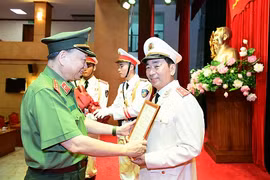 Trao Quyết định thăng cấp bậc hàm từ Thiếu tướng lên Trung tướng đối với Thứ trưởng Trần Quốc Tỏ