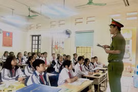 Huyện Gia Lâm (Hà Nội): Trưởng Công an xã tuyên truyền, hướng dẫn kỹ năng đảm bảo an ninh học đường