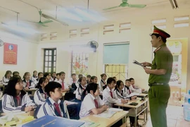 Huyện Gia Lâm (Hà Nội): Trưởng Công an xã tuyên truyền, hướng dẫn kỹ năng đảm bảo an ninh học đường