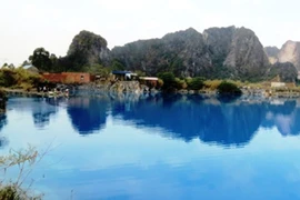 Hang động mới phát hiện bên hồ nước xanh ở Hải Phòng