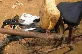 Tìm thân nhân của người phụ nữ tử vong bên đống gạch