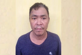 Bẻ gương ôtô, bị chủ xe phát hiện liền móc "phóng lợn" dọa đâm