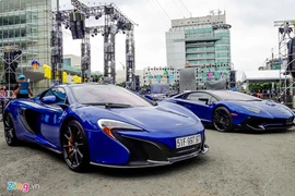 Minh Nhựa khoe hai siêu xe cùng màu