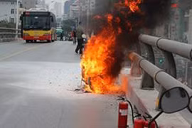 Hà Nội: Xe máy bốc cháy dữ dội trên cầu vượt Lê Văn Lương