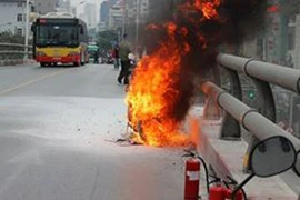 Hà Nội: Xe máy bốc cháy dữ dội trên cầu vượt Lê Văn Lương
