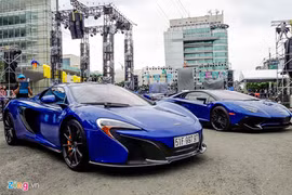 Minh Nhựa khoe hai siêu xe cùng màu