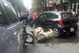 Hà Nội: Ô tô tông xe máy, mẹ văng ra xa con bị cuốn vào gầm xe