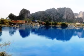 Hang động mới phát hiện bên hồ nước xanh ở Hải Phòng