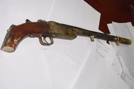 Xót xa người mẹ bị con trai dùng súng... xin đểu