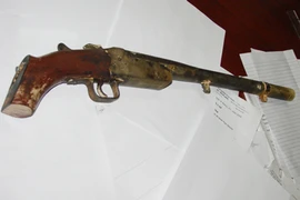 Xót xa người mẹ bị con trai dùng súng... xin đểu