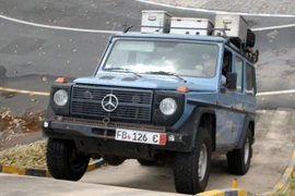 Người đàn ông 22 năm sống trên chiếc Mercedes 300GD tới Việt Nam