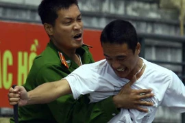 Diễn tập: Một chiến sỹ hạ gục "5 tên cờ bạc chuyên nghiệp có súng ngắn"