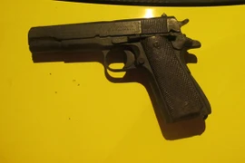 Cứ “lục” ôtô là “lòi” ra súng