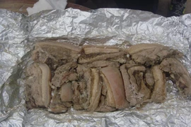 Món lạ dân "phượt": Bò ốp...pô xe máy