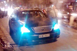 Xem Lexus bốc khói nghi ngút trên đường Kim Mã