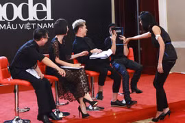 Thí sinh Top Model xưng "chị" và gọi BGK là "bé"