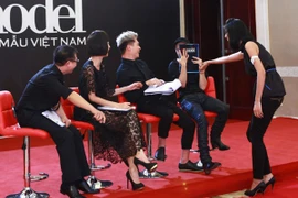 Thí sinh Top Model xưng "chị" và gọi BGK là "bé"