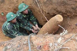 Vớ phải bom tạ, chủ xà lan không cấp báo mà đem...thả xuống kênh 