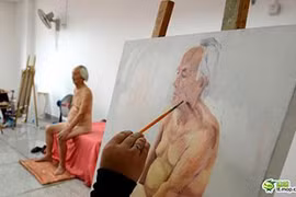 Làm mẫu khỏa thân, cụ ông 84 tuổi bị con cái từ mặt