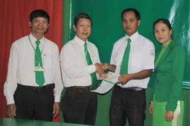 Tài xế taxi nhảy sông cứu người