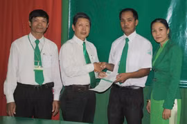 Tài xế taxi nhảy sông cứu người