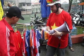 Xem "Tây" chạy xe ôm, bán áo thi đấu và...khoai lang