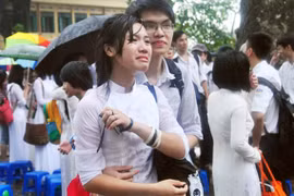 Nữ sinh Chu Văn An: Nhòa lệ chia tay giữa trời mưa