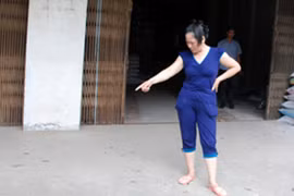 Sáng mở mắt, thấy tên chồng trên... vòng hoa trước cửa