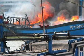 Đến lượt tàu cá bốc cháy dữ dội trên sông Hàn